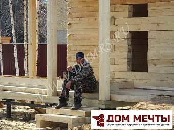 Специалист компании Дом Мечты по строительству брусовых бань
